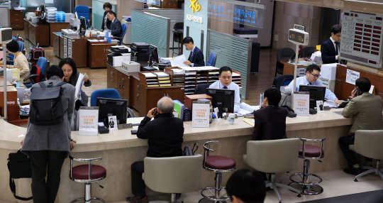 안심전환대출 이틀째 신청·상담 연 2%중반대의 안심전환대출 출시 이틀째인 25일 오전 서울 여의도 KB국민은행 여의도영업부에서 안심전환대출 전용 창구에서 고객들이 대출 신청 및 상담을 하고 있다.